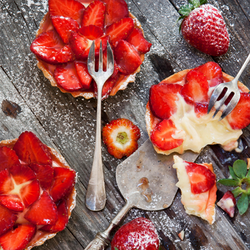 Strawberry Mascarpone Tartlets with Rhubarb Glaze