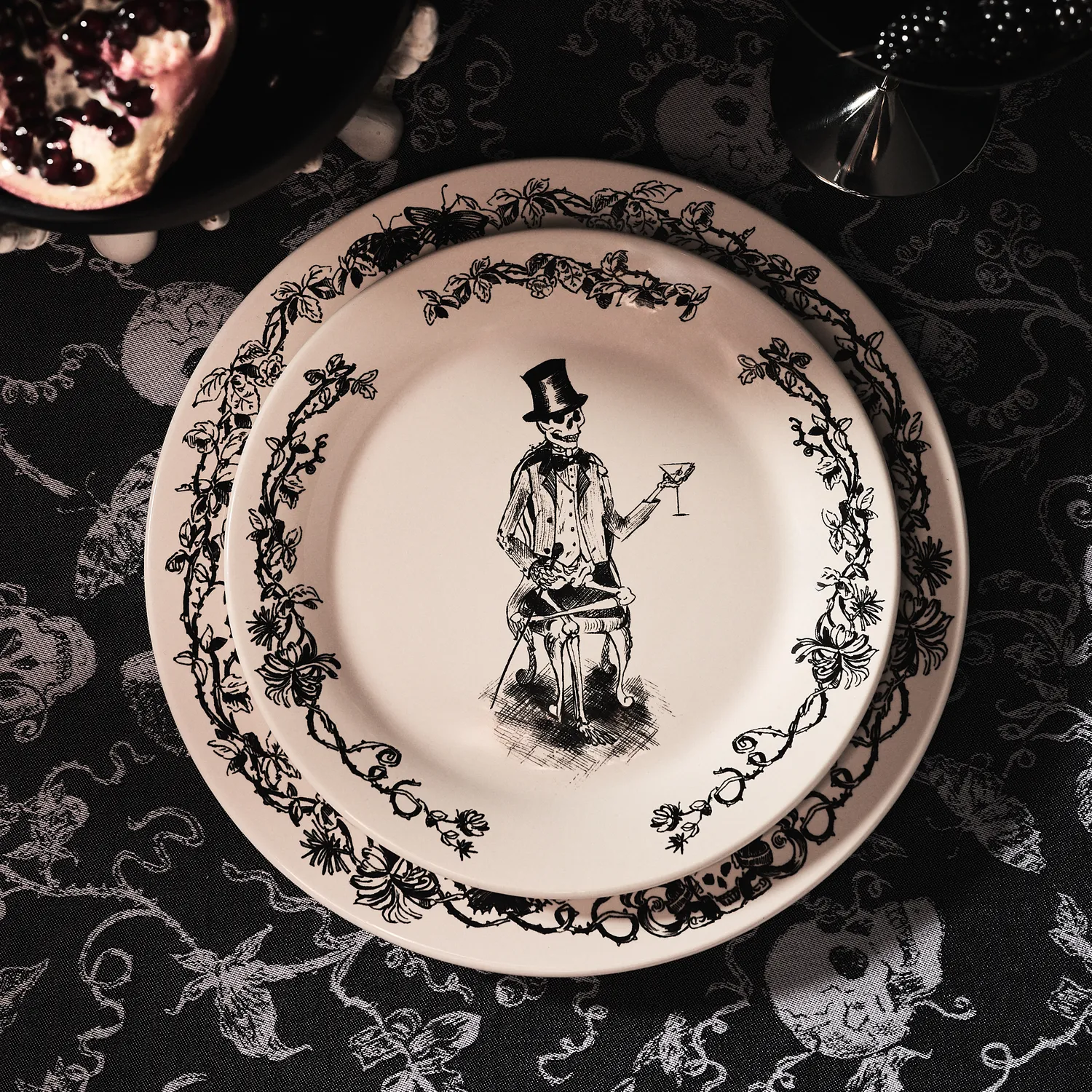 Sur la table Halloween Gala Jacquard Skeleton Runner, 18.5" x 108"