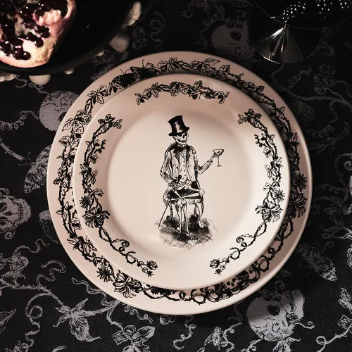 Sur la table Halloween Gala Jacquard Skeleton Runner, 18.5" x 108"