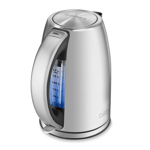 electric kettle sur la table