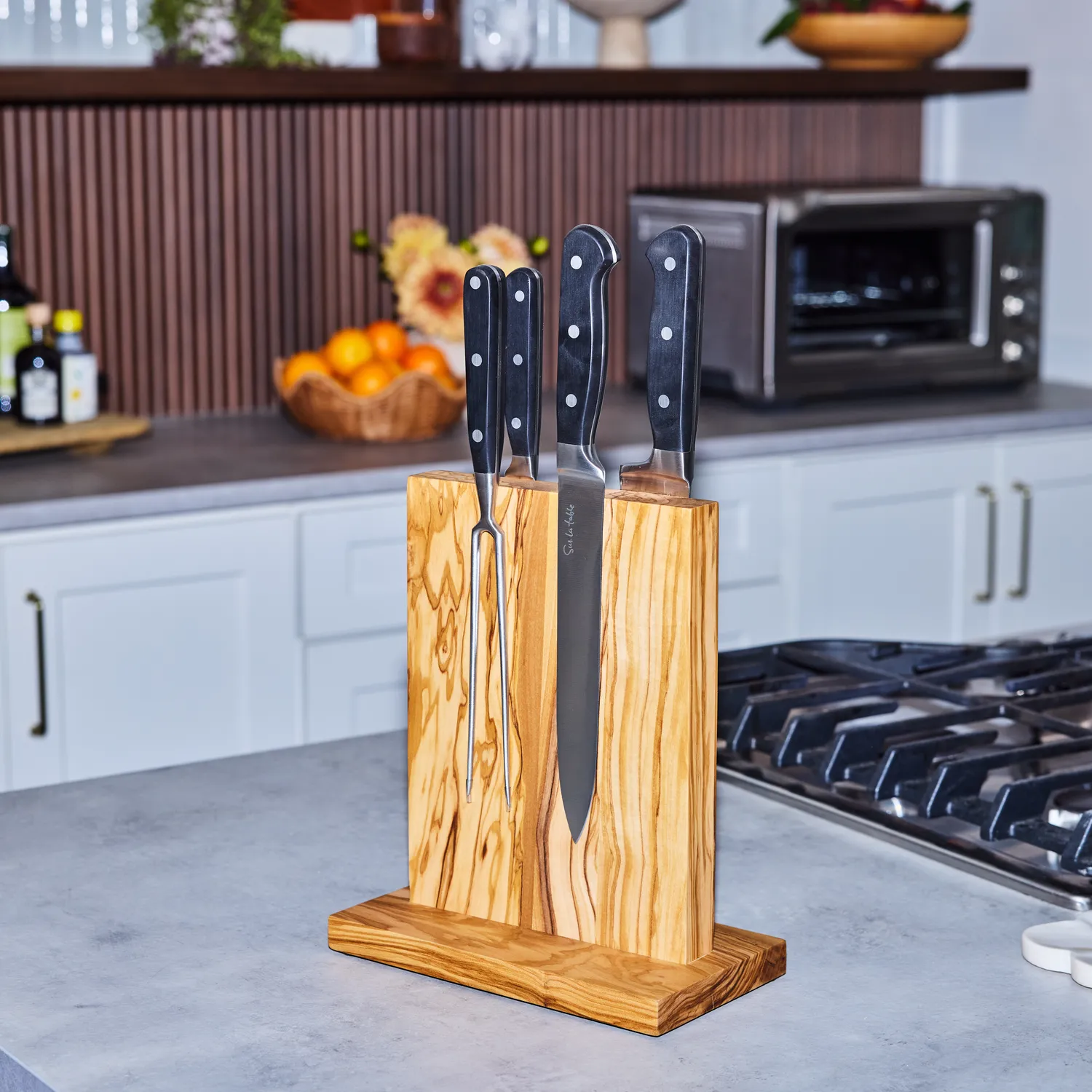 Sur la table Magnetic Easel Knife Block