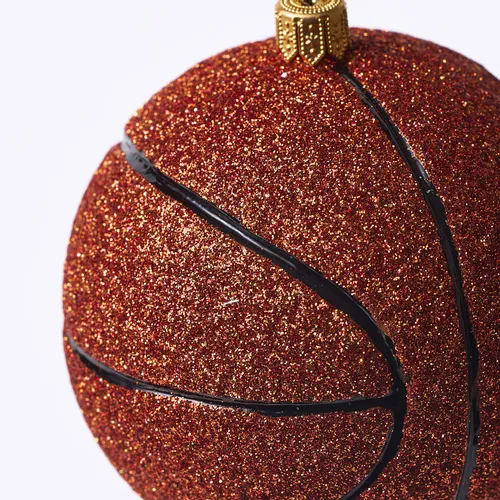 Sur la table Basketball Ornament