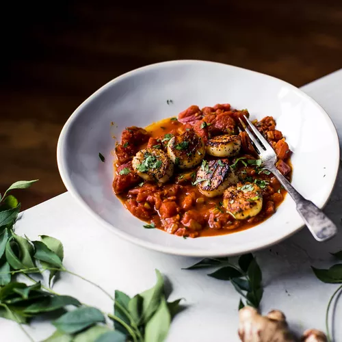 Seared Scallops with Tomato Chutney