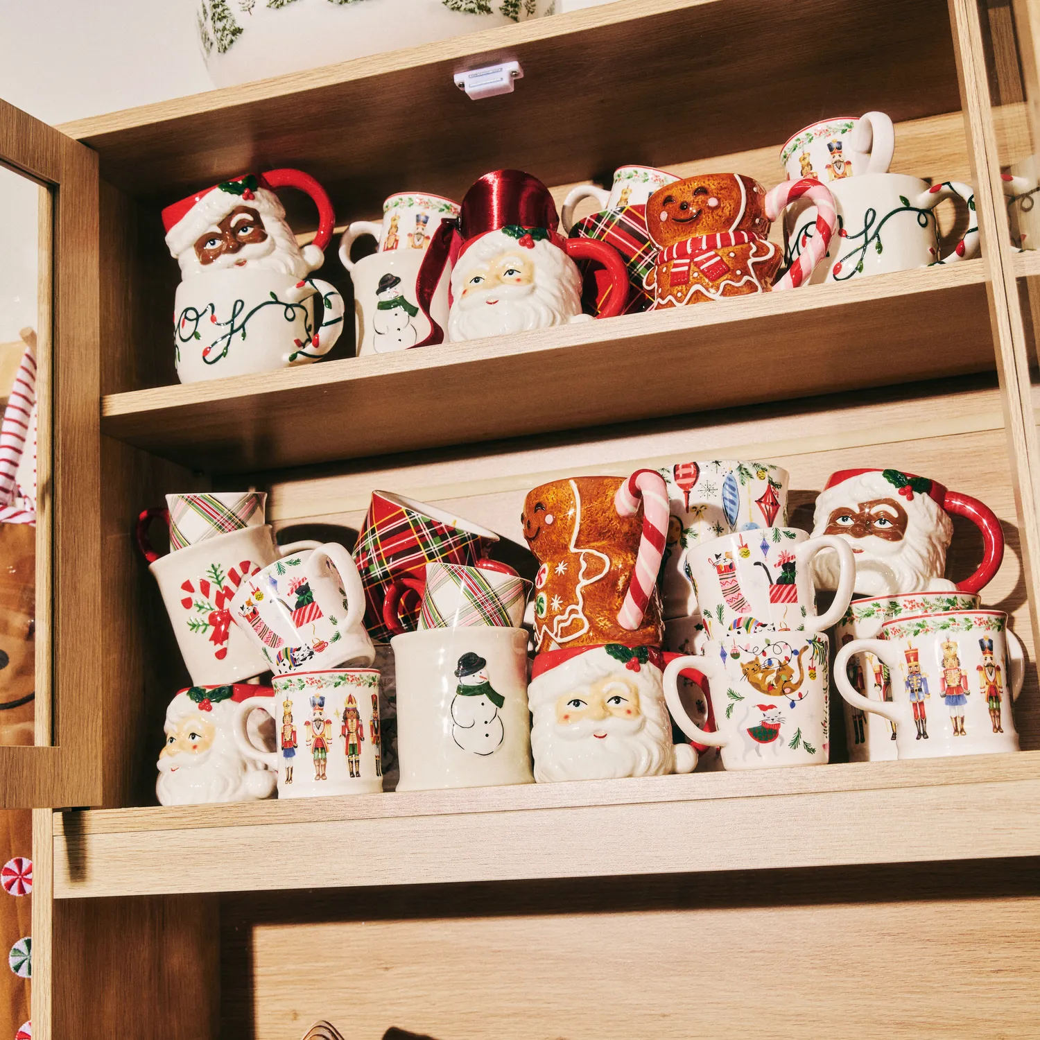 Sur la table Embossed Snowman Mug