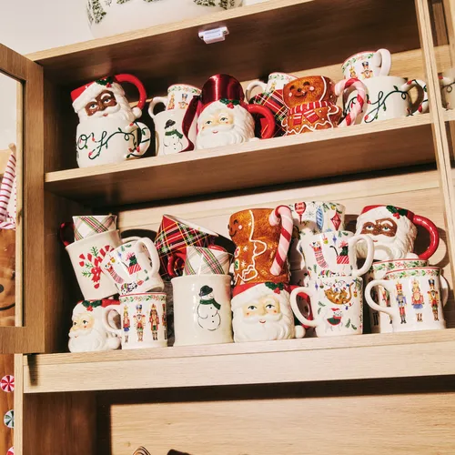 Sur la table Embossed Snowman Mug