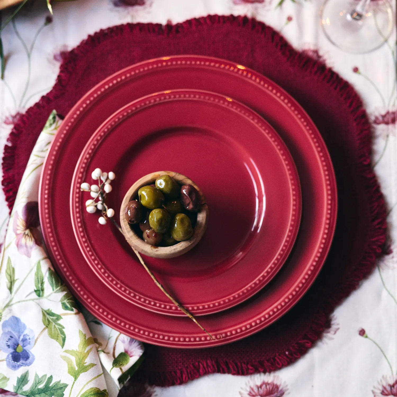 Sur la table Pearl Red Dinner Plate