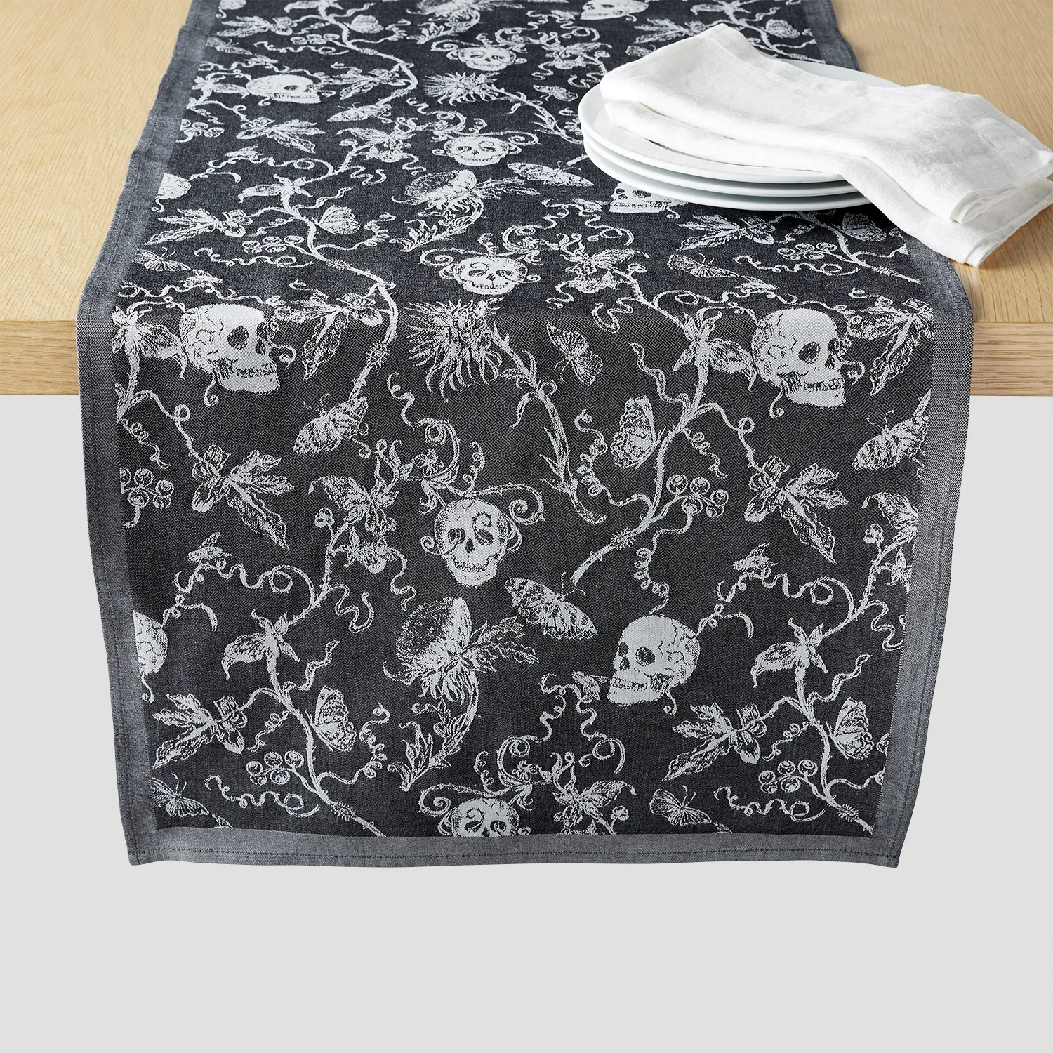 Sur la table Halloween Gala Jacquard Skeleton Runner, 18.5" x 108"