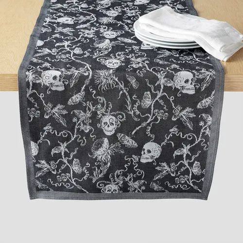 Sur la table Halloween Gala Jacquard Skeleton Runner, 18.5" x 108"