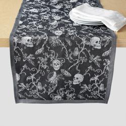 Sur la table Halloween Gala Jacquard Skeleton Runner, 18.5" x 108"