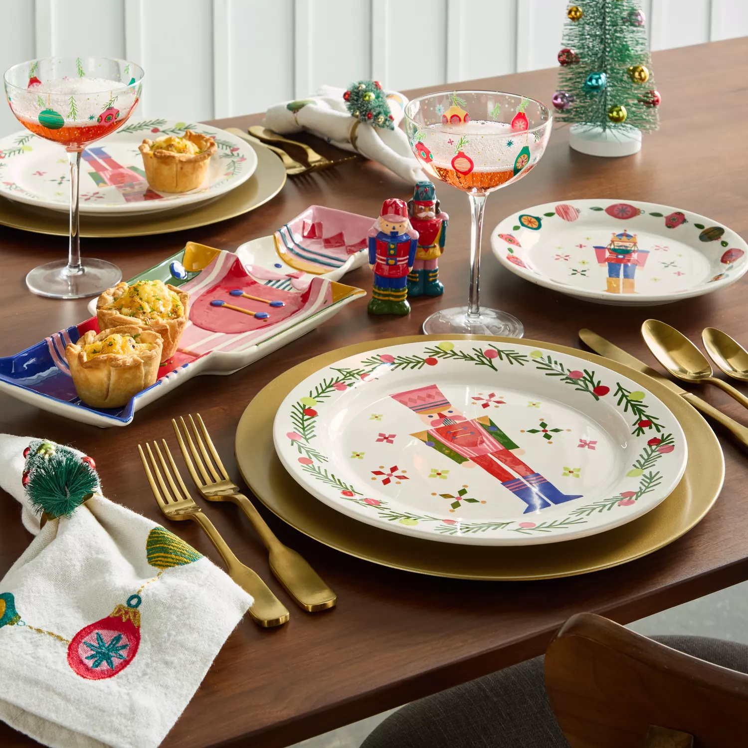Embroidered Linen Dinner Napkins, Christmas Ornaments Napkins. Christmas  Napkins, Holiday Napkins, Cloth Napkins, Set of Napkins 