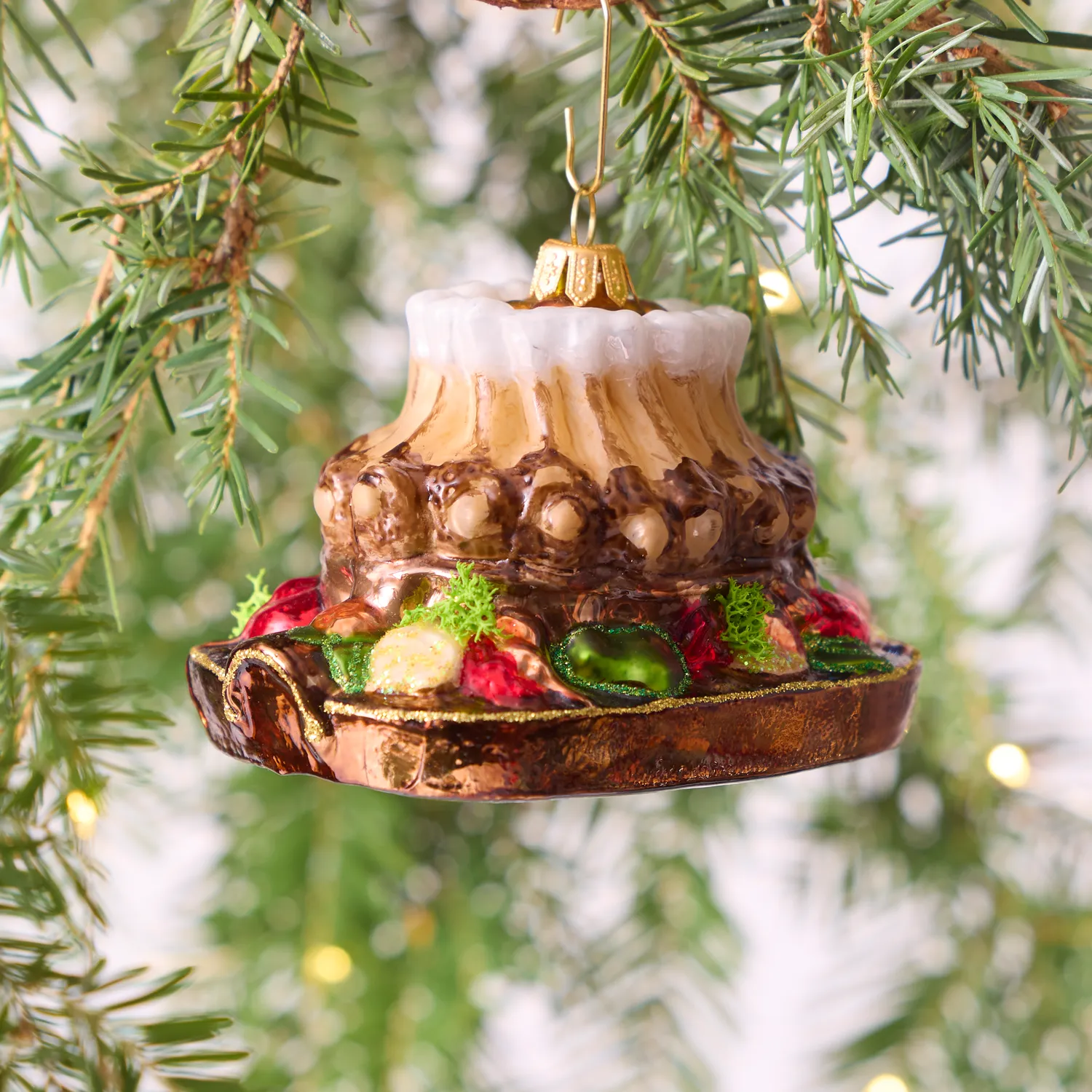 Sur la table Crown Roast Ornament