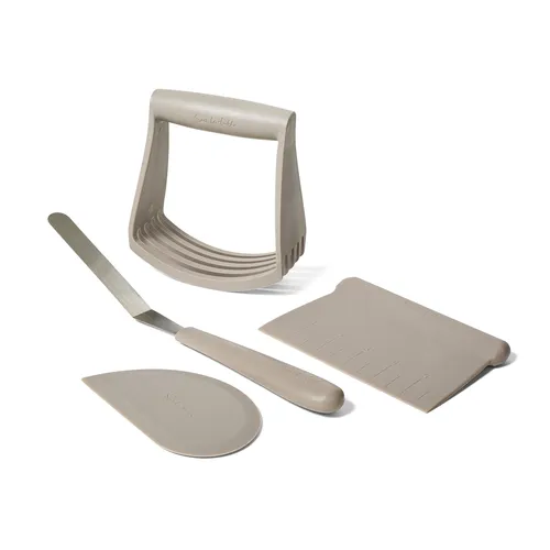 Sur la table Baking Essentials Tool Kit