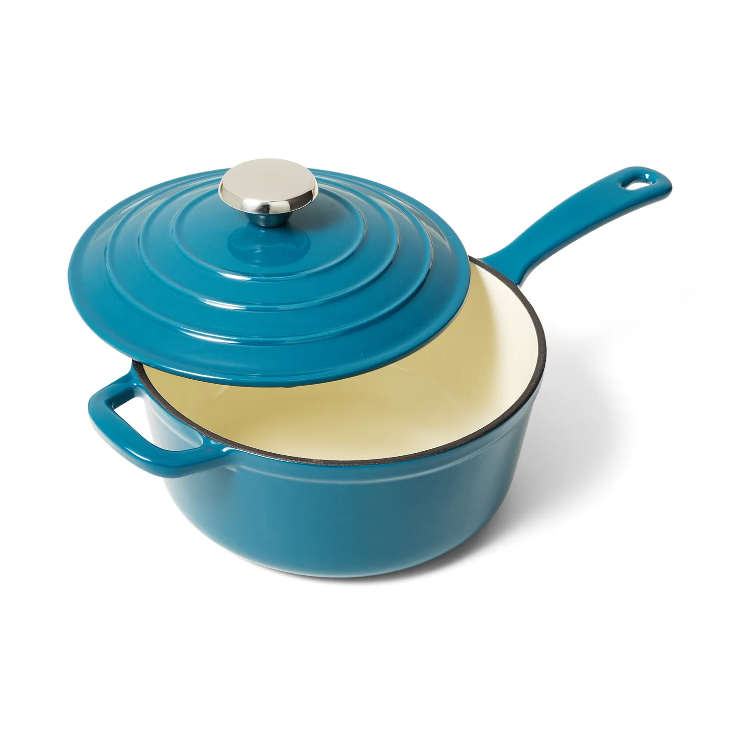 Sur la table Enameled Cast Iron Saucepan, 2.5 qt. 