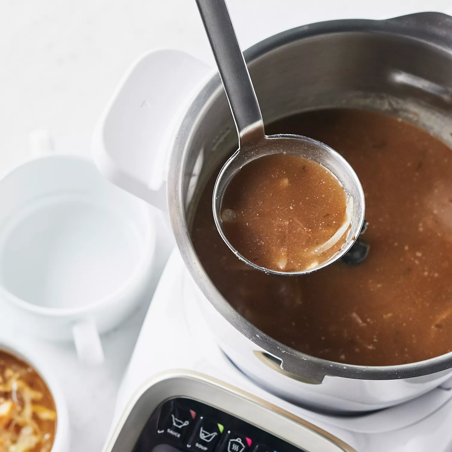 This Ingenious Self-Stirring Gadget Will Stir Your Sauces and Soups While  You Work On Other Things