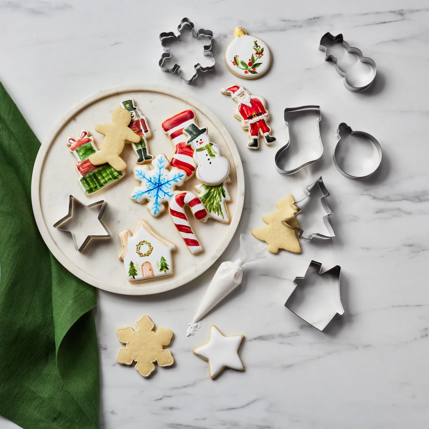 Sur la table Ultimate Holiday Cookie Cutter 27-Piece Set