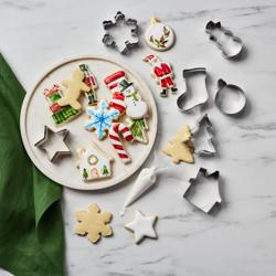 Sur la table Ultimate Holiday Cookie Cutter 27-Piece Set