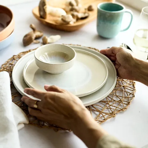Sur la table Lucent Reactive Glaze Dinner Plate