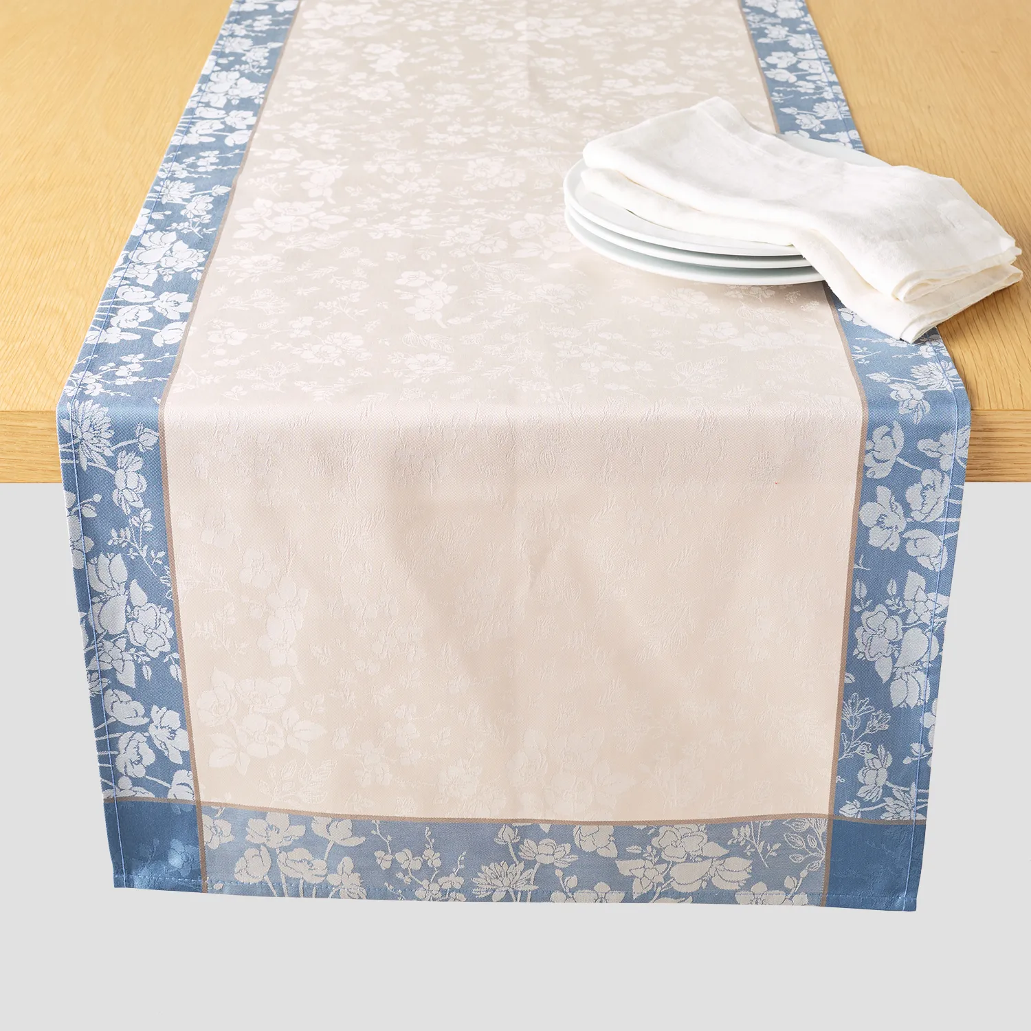 Sur la table Fresia Jacquard Runner, 18.5" x 108"