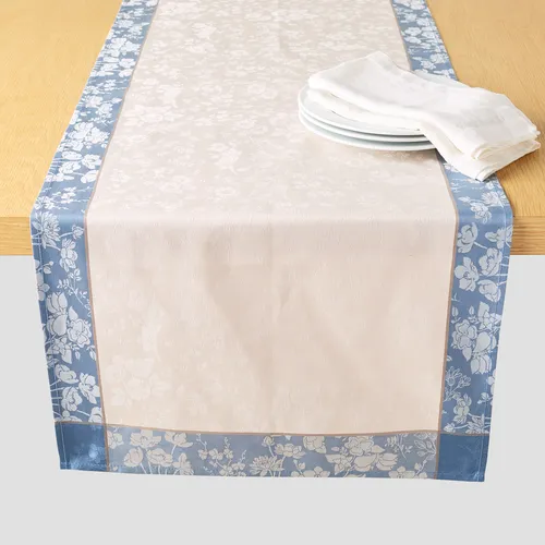 Sur la table Fresia Jacquard Runner, 18.5" x 108"