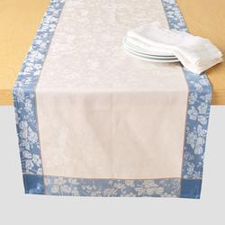 Sur la table Fresia Jacquard Runner, 18.5" x 108"