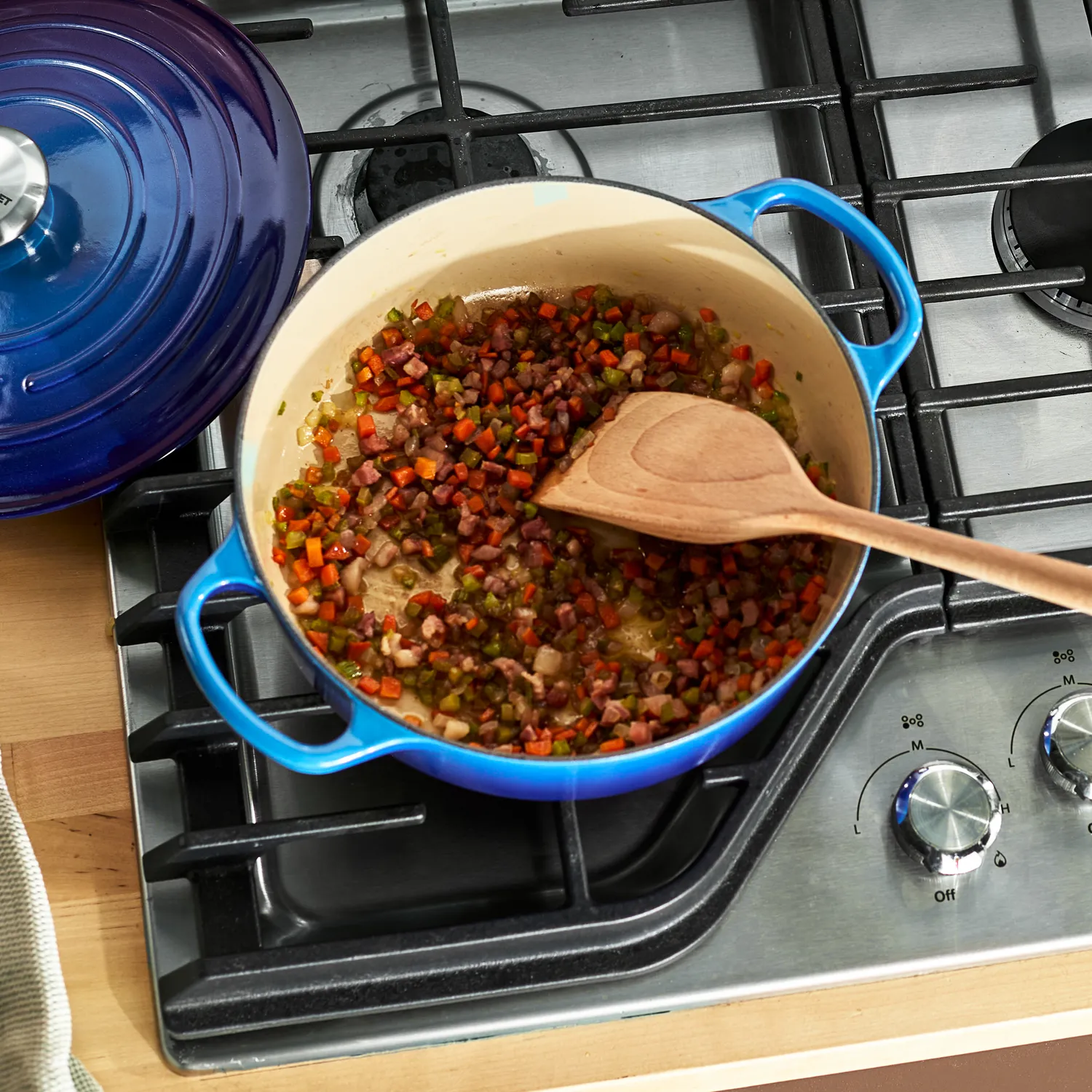Le Creuset Signature Round Wide Dutch Oven, 3.5 qt.