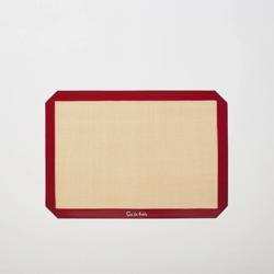 Sur la table Quarter Sheet Baking Mat