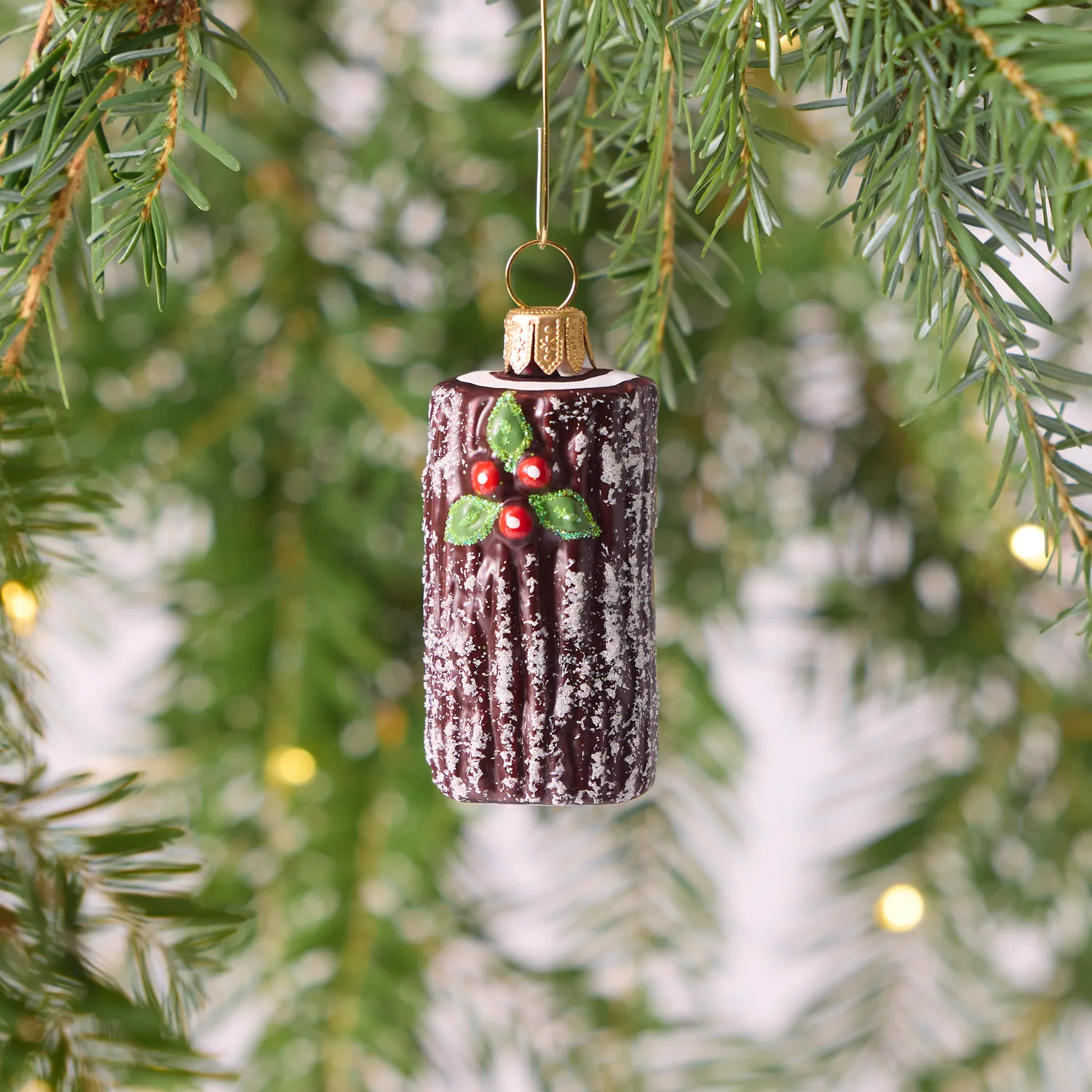 Sur la table Yula Log Ornament