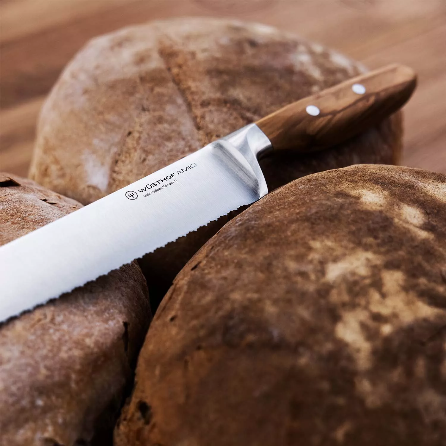 Wüsthof Amici Double-Serrated Bread Knife, 9"