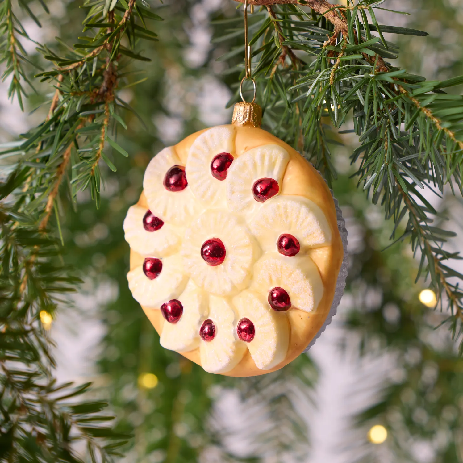 Sur la table Pineapple Cake Ornament
