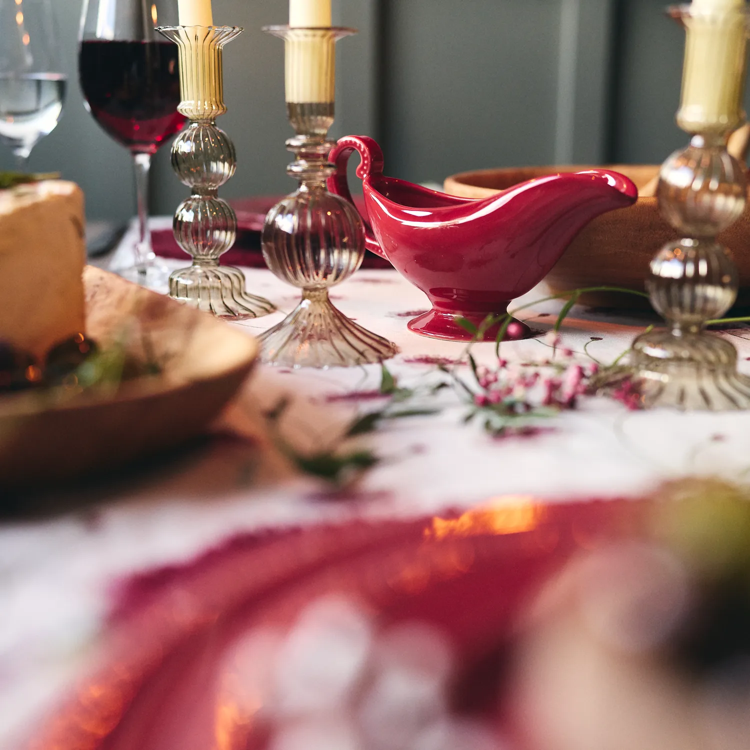 Sur la table Pearl Red Gravy Boat