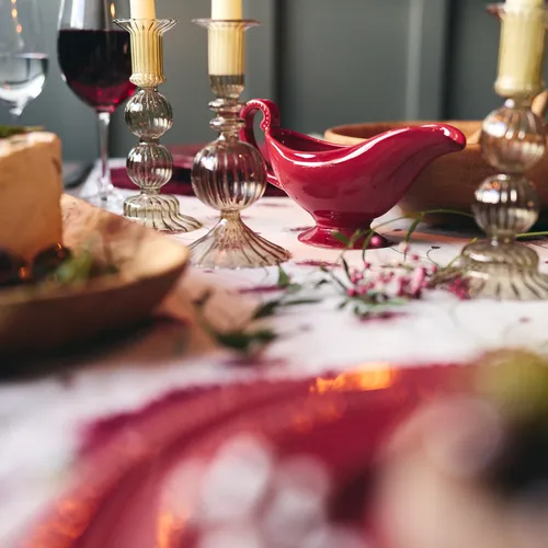 Sur la table Pearl Red Gravy Boat