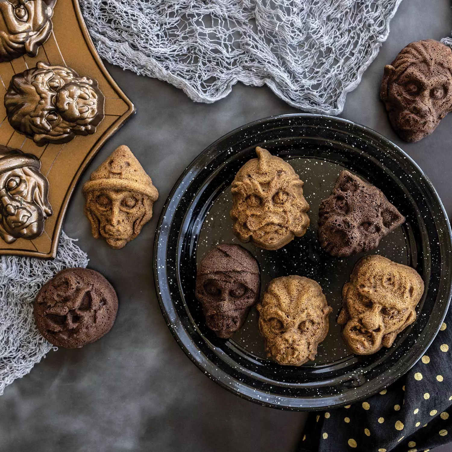 Skull Bites Cakelet Pan