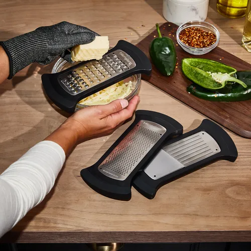 Sur la table Exclusive Microplane 4-Piece Bowl Grater Set