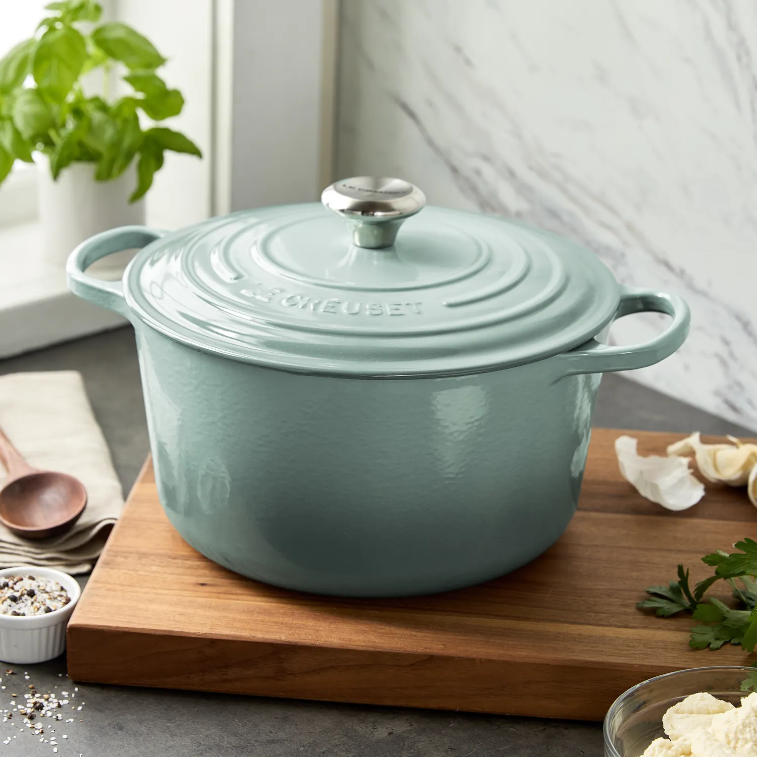 Le Creuset Signature Deep Round Dutch Oven, 6.5qt.