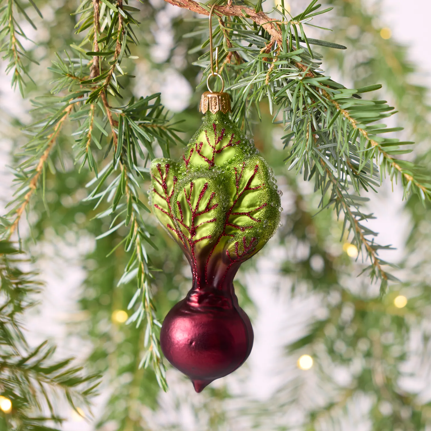 Sur la table Red Beet Ornament