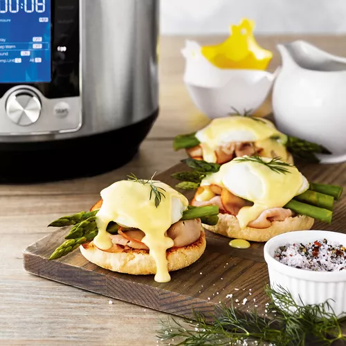 Classic Eggs Benedict with Asparagus