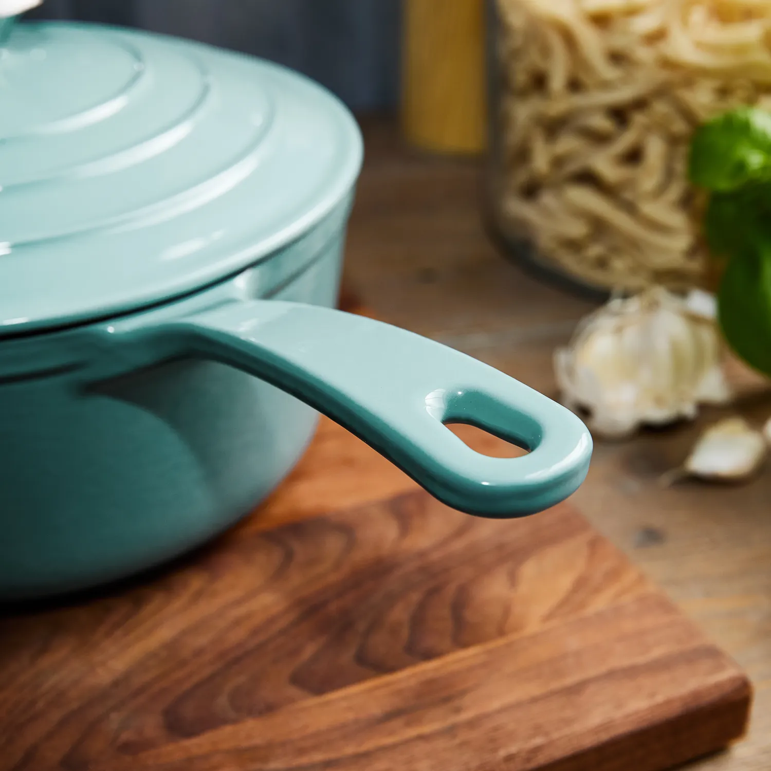 Sur la table Enameled Cast Iron 5-Piece Set