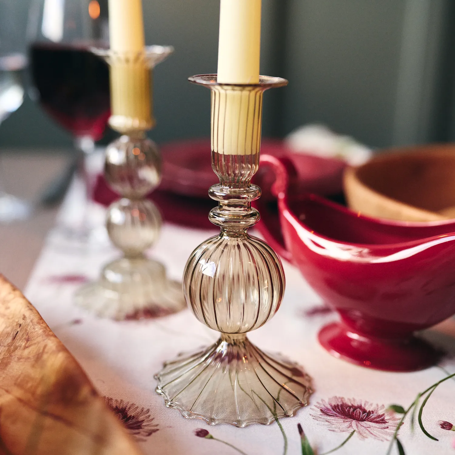 Sur la table Pearl Red Gravy Boat