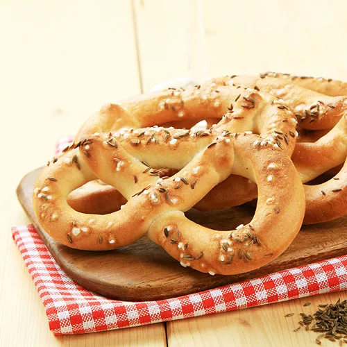Pretzels with Sweet Honey Mustard Dressing