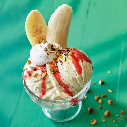 Yogurt Banana Splits with Fresh Strawberry Sauce