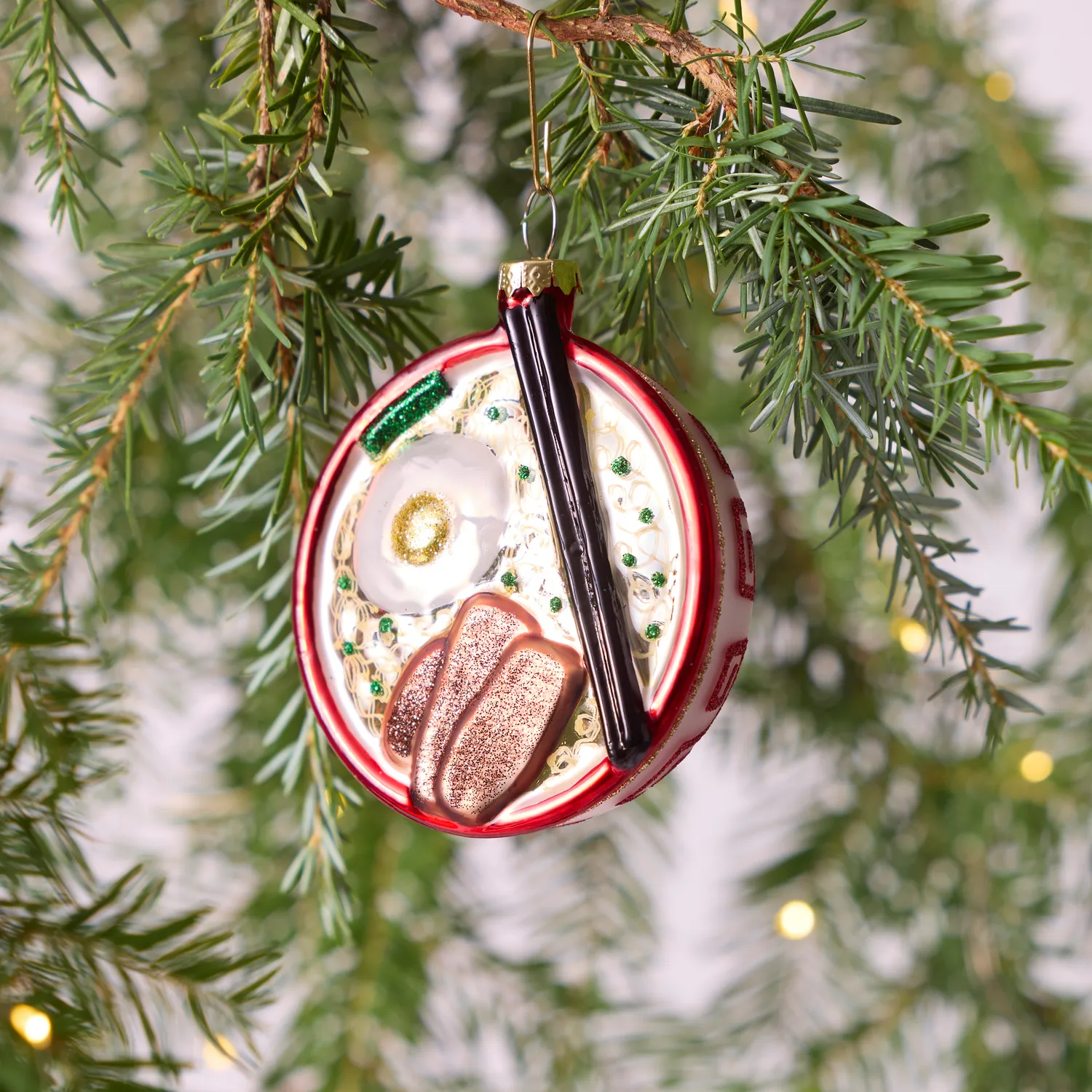 Sur la table Ramen Ornament