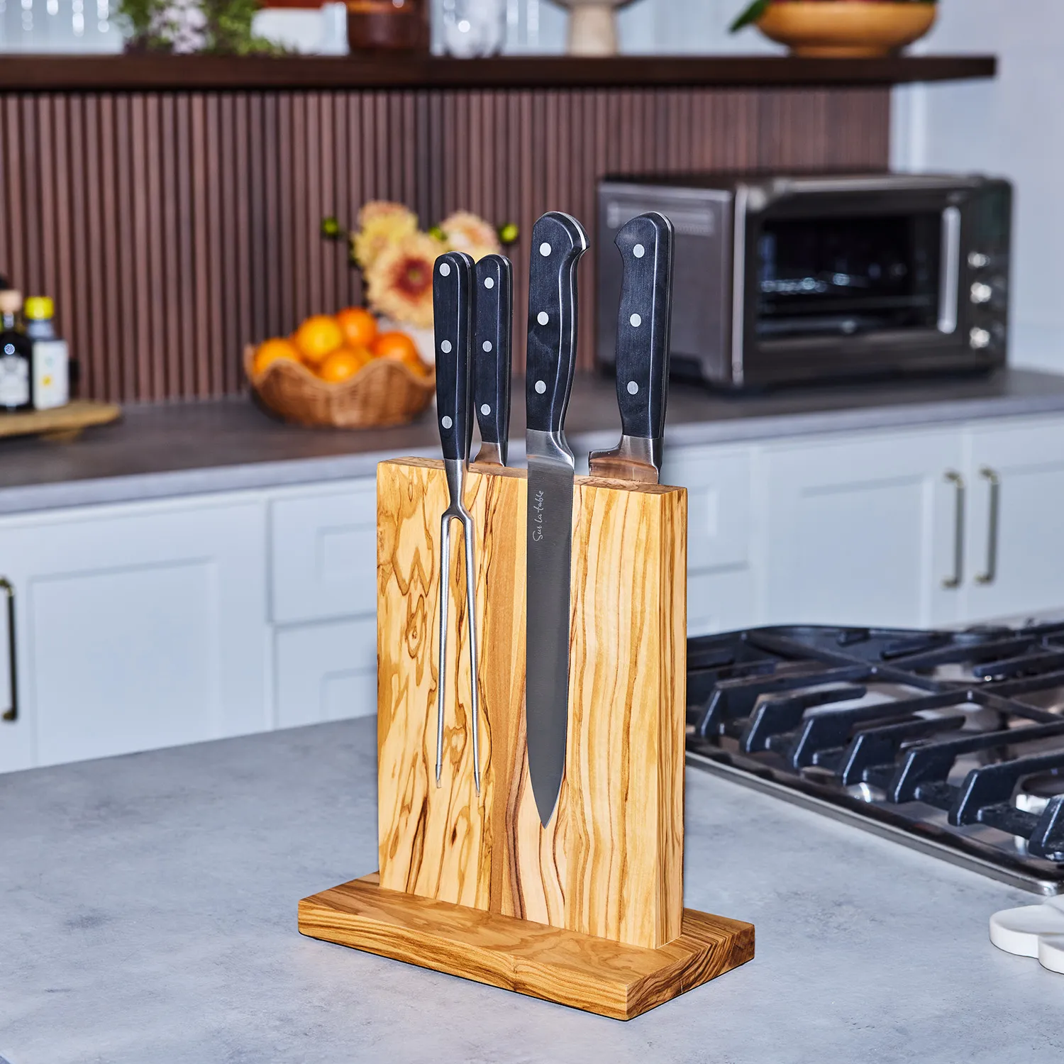 Sur la table Magnetic Easel Knife Block