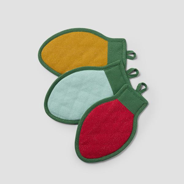 Sur la table String Lights Potholders, Set of 3