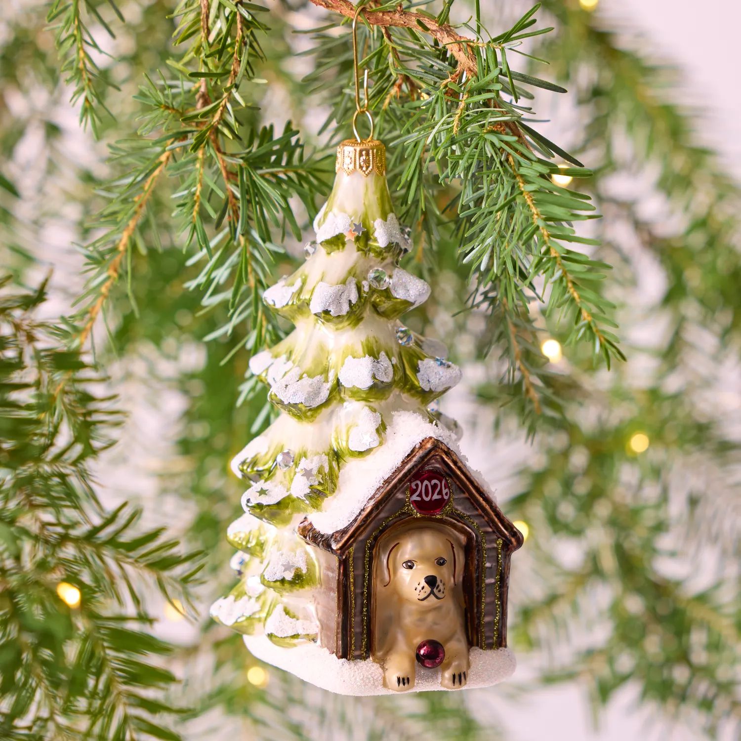 Sur la table Dog House 2026 Ornament