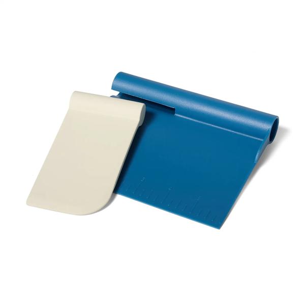 Sur la table 2-in-1 Dough Scraper