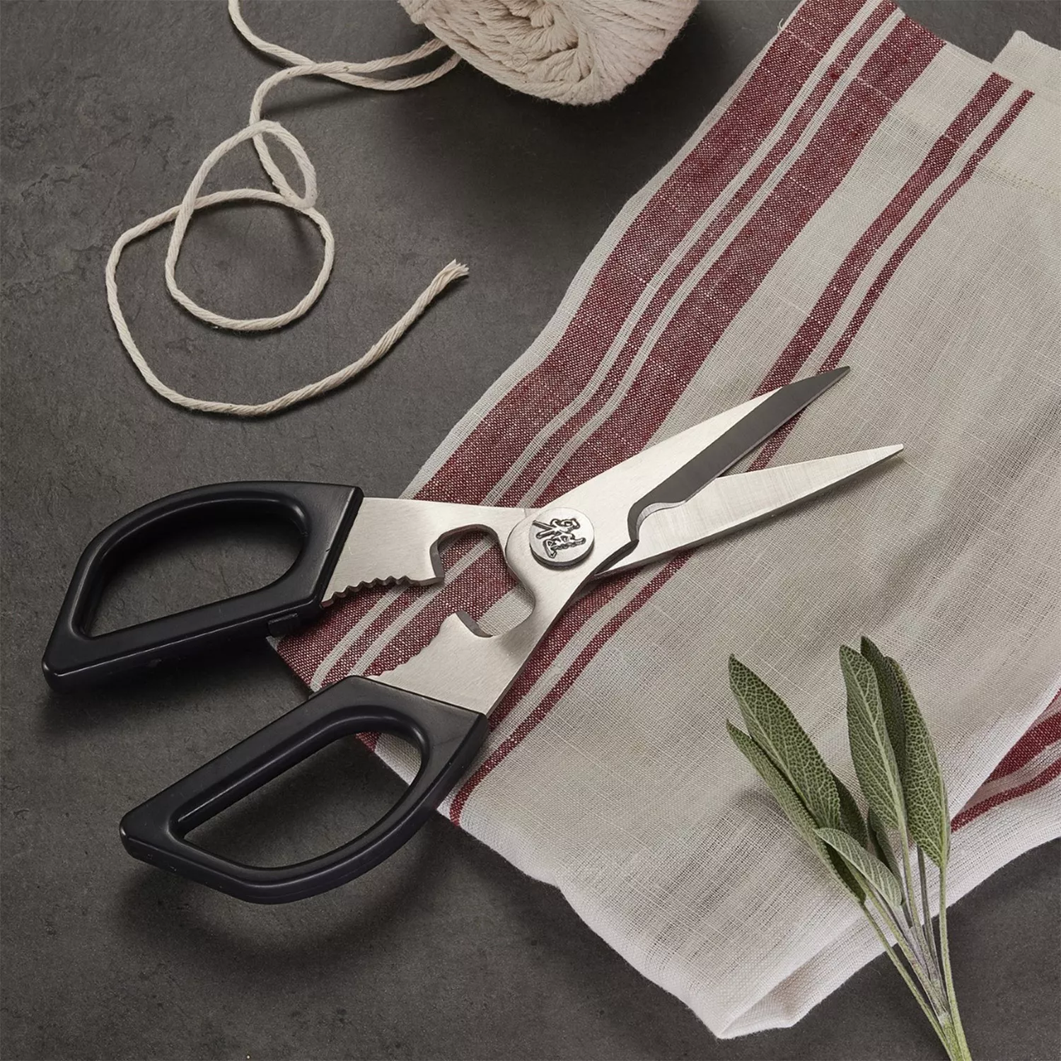 The price of these KitchenAid Shears is cut down 25% on  in 2023