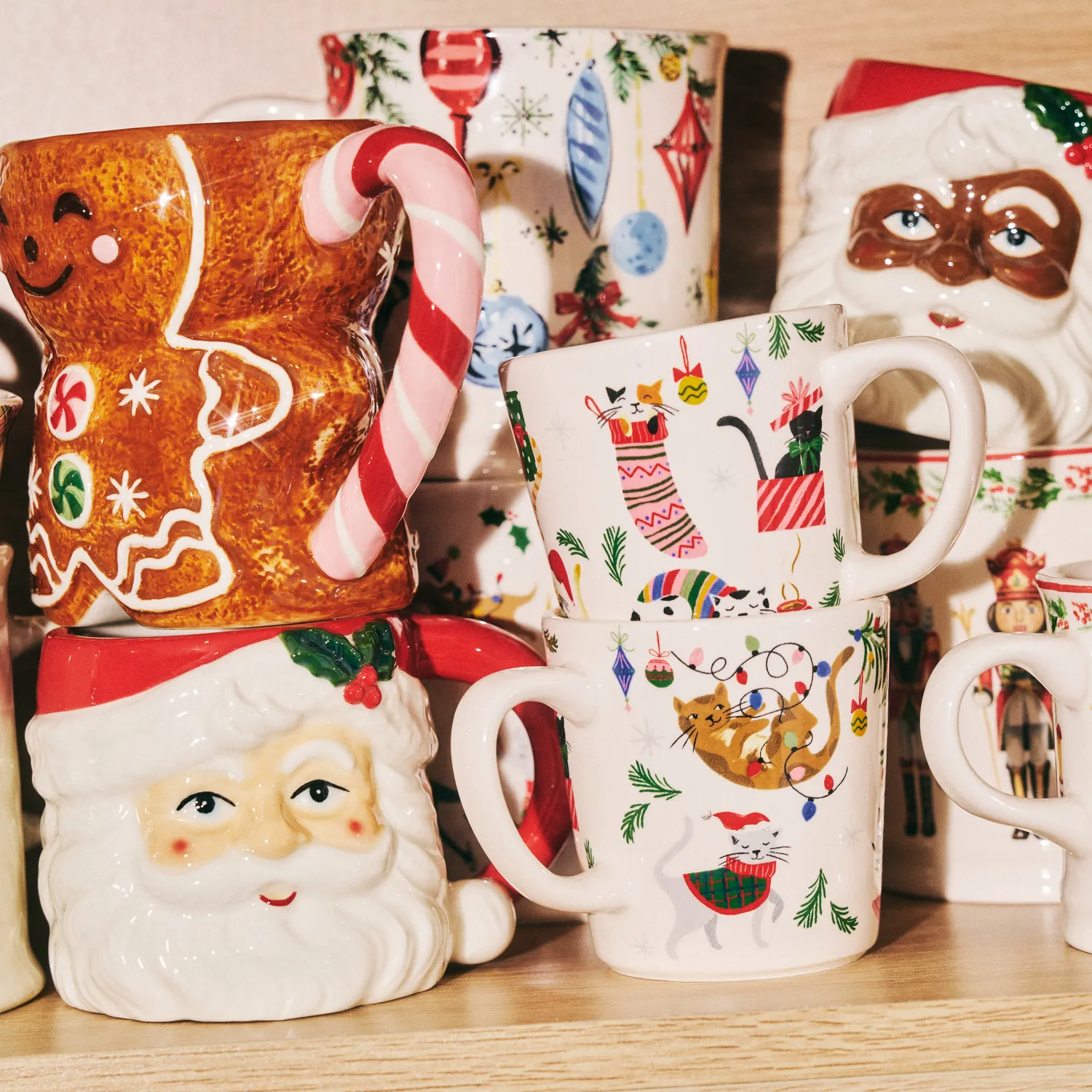 Sur la table Adult Santa Mug