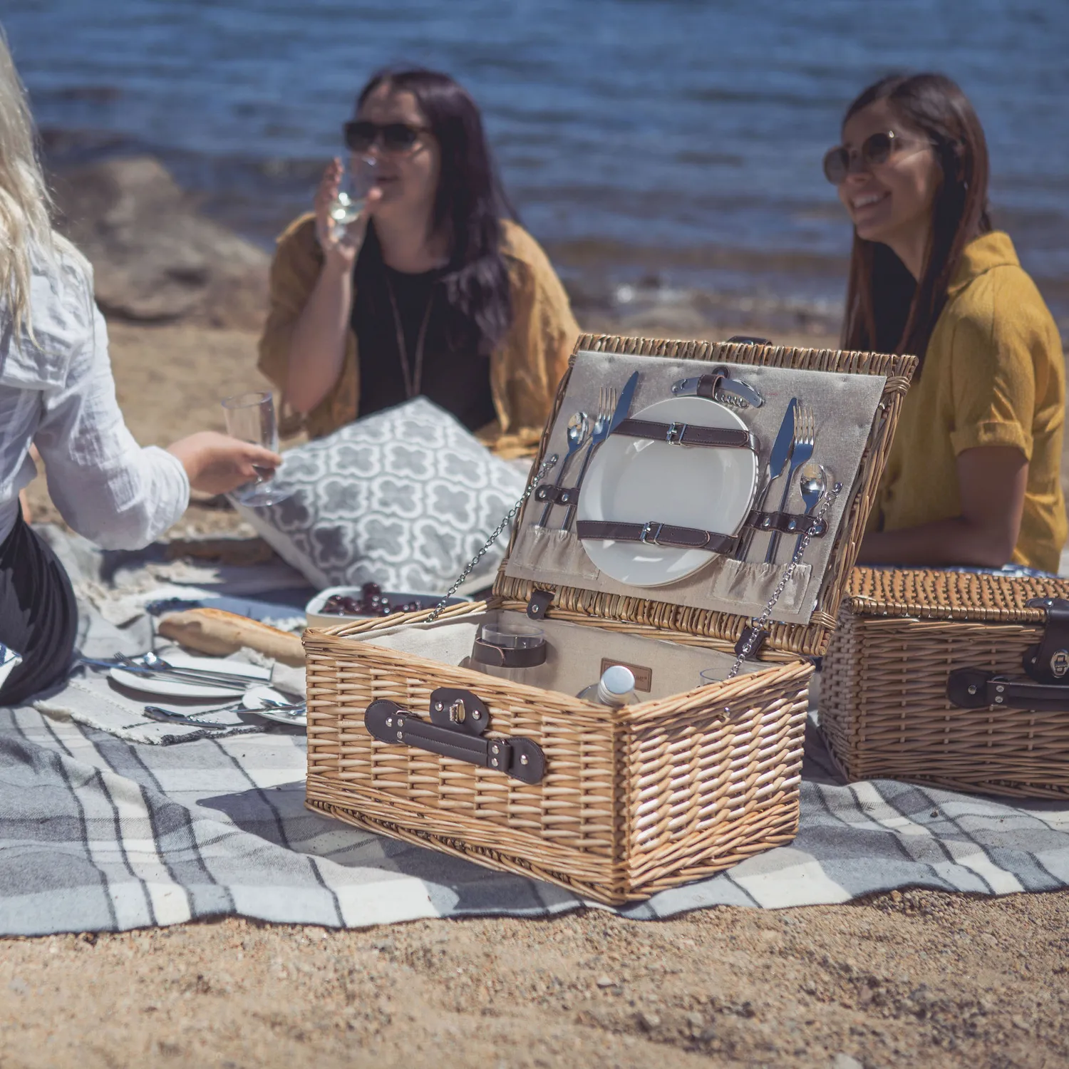 Picnic Time Classic Picnic Basket