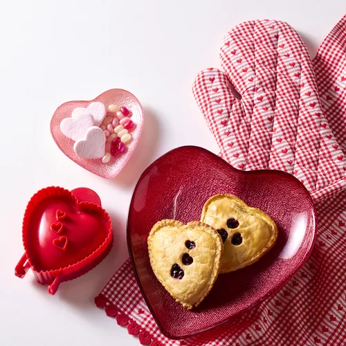 Sur La Table Heart Valentine's Day Appetizer Plate