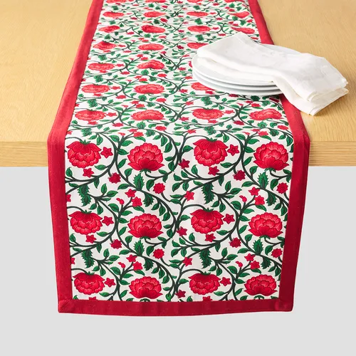 Sur la table Winter Floral Runner
